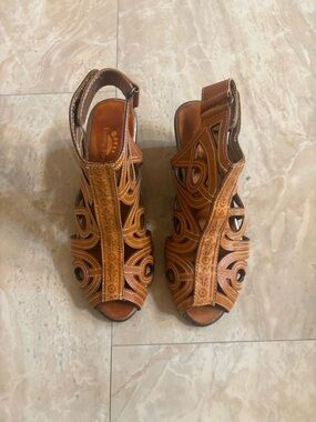 L’Atiste Spring Step Cognac Cutout Leather Heels